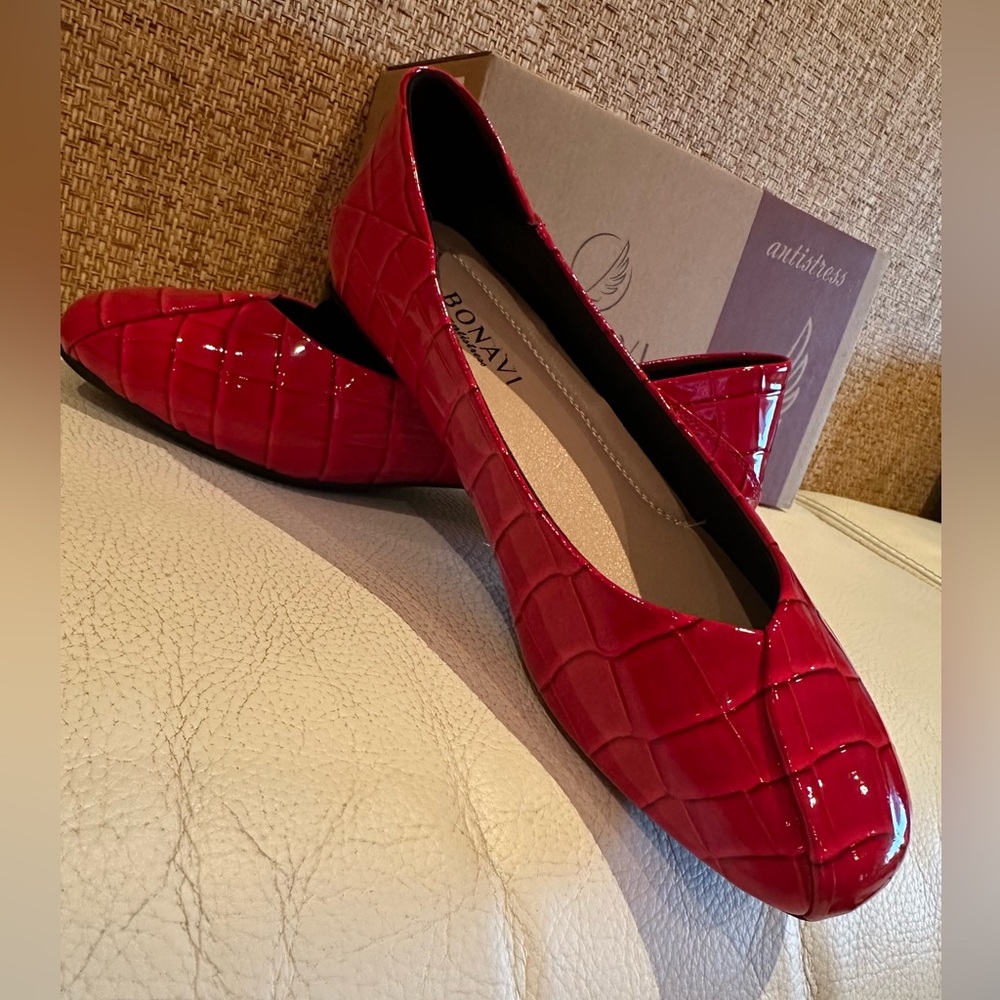 NIB BONAVI Stylish/classic Crocodile Print
Soft Patent Leather Low Heel Shoe s39